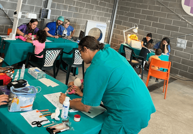 Ospedale dei Pupazzi è un percorso educativo che trasforma la percezione del mondo medico, rendendo la visita dal dottore un'esperienza serena e formativa.